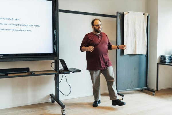 Comment les entreprises de logistique peuvent-elles intégrer des services de suivi GPS avancé ?